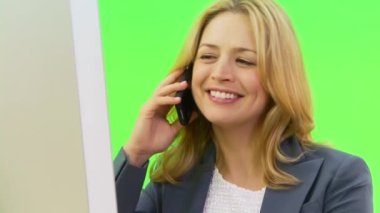 İş kadınının telefon görüşmelerini kapatın.