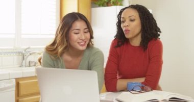 Eğitim için dizüstü bilgisayar kullanan Afrika Amerika ve Asya Koleji öğrencileri