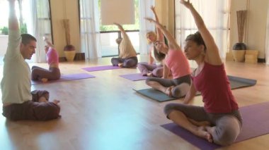 İnsanlar yoga sınıfı