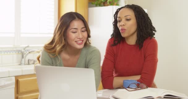 Estudantes Universitários Afro Americanos Asiáticos Usando Computador Portátil Para Estudar — Vídeo de Stock