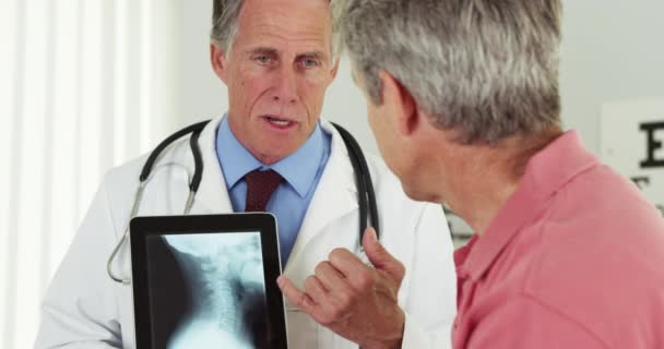 Medico Expalining Radiografia Paziente Anziano — Video Stock