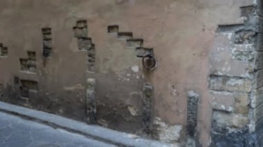Avrupa 'da çözünmüş çimento duvarına yakın çekim. Bulanık eski düz olmayan beton duvar