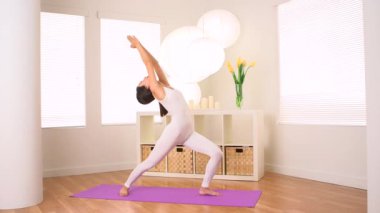 Yoga yapan sevimli Asyalı kadın: Savaşçı I