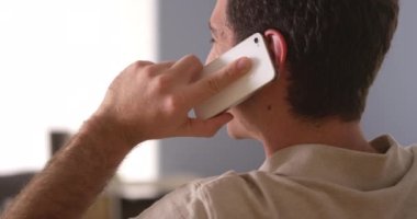 smartphone üzerinde konuşan adam