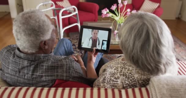 Ouderen Zwart Stel Gesprek Met Arts Tablet — Stockvideo