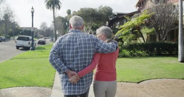 Seniorenpaar Spaziert Durch Nachbarschaft — Stockvideo