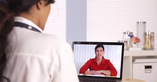 Starších Pacientů Video Chatování Lékařem — Stock video