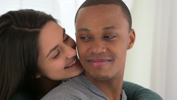 Afro Americanos Caucásicos Pareja Riendo Sonriendo Uno Otro — Vídeos de Stock