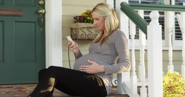 Hermosa Mujer Embarazada Mensajes Texto Teléfono Inteligente Porche — Vídeo de stock
