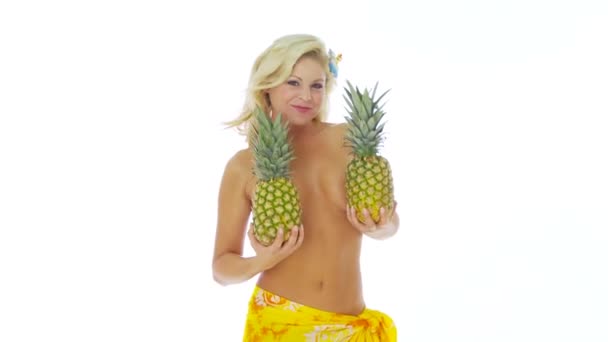 Kobieta Zakrywająca Piersi Ananasami — Wideo stockowe