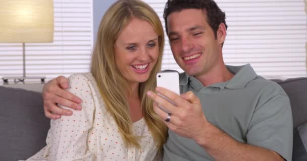 Aile Ile Smartphone Doğru Video Sohbet Etmek Kullanma Çift — Stok video