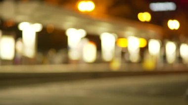 Şehirdeki metro istasyonunun odak noktası dışında. Yeşil ekran bileşimi için bulanık video arkaplanı. 4k