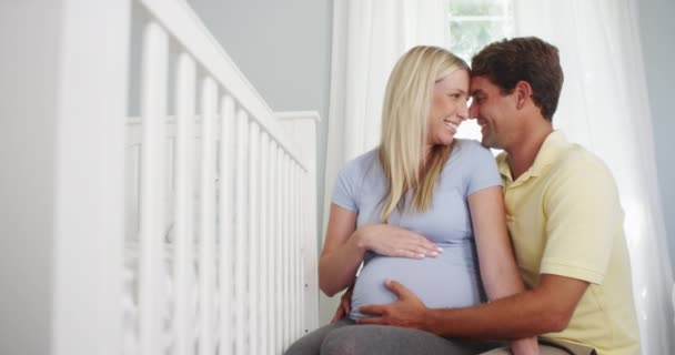 Couple Heureux Regardant Dans Pépinière — Video