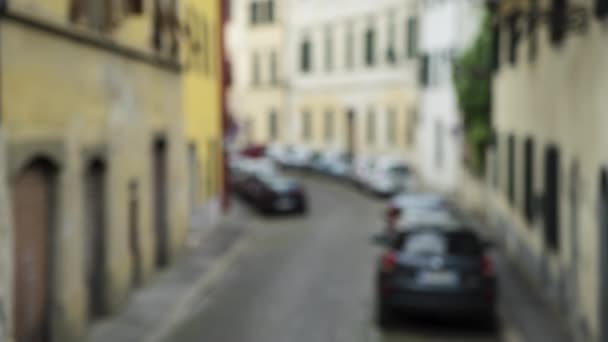 Wazige Achtergrond Plaat Van Typische Europese Straatbeeld Met Auto Geparkeerd — Stockvideo