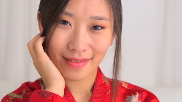 Geleneksel Giyinmiş Gülümseyen Çinli Kadın — Stok video