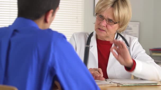 Médico Explicando Resultados Exame — Vídeo de Stock