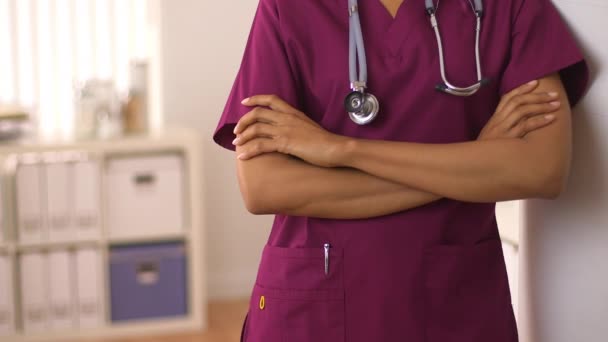 Cerca Sección Central Enfermera Afroamericana Cruzando Brazos — Vídeos de Stock