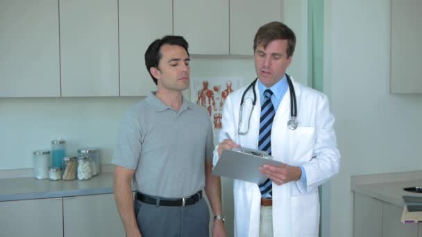 Γιατρός Και Ασθενής Στο Γραφείο Του Γιατρού — Αρχείο Βίντεο
