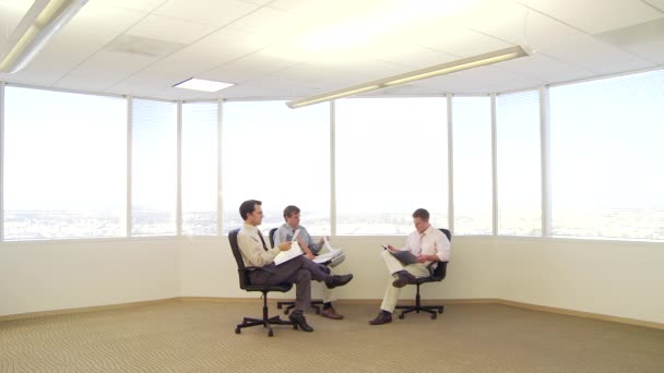 Tre Uomini Affari Seduti Sulle Sedie Dell Ufficio Mentre Parlano — Video Stock