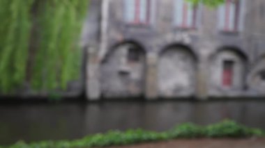Bruges 'deki kanalların odak dışı plakası birleşim için. Yeşil ekran için Avrupa şehrinin bulanık video arkaplanı. 4k
