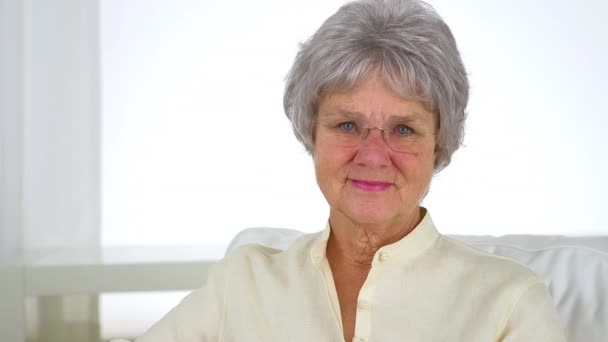 Mujer Vieja Sonriendo Cámara — Vídeos de Stock