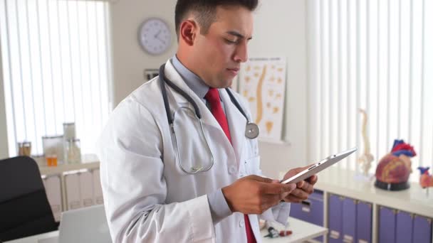 Médico Hispânico Trabalhando Tablet Hospital — Vídeo de Stock