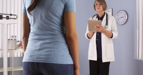 Médico Senior Hablando Con Paciente Con Sobrepeso — Vídeos de Stock
