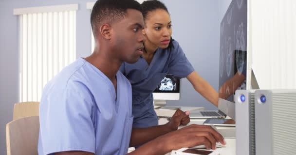 コンピューター上で一緒に作業 つのアフリカ系アメリカ人医療のスペシャ リスト — ストック動画