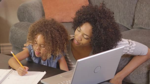 Afro Amerikaanse Moeder Dochter Doen Huiswerk Met Laptop — Stockvideo