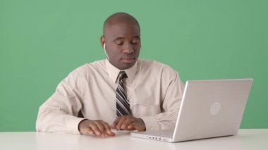 Masada müzik dinleyen Afrikalı Amerikalı iş adamı