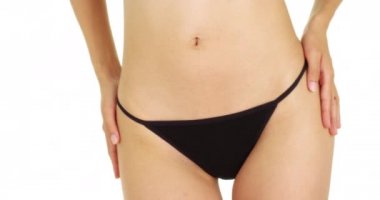 Siyah bikini giyen Asyalı kadın.