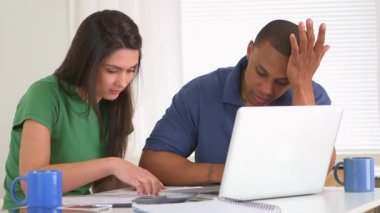 Afrikalı Amerikalı ve Kafkasyalı çift borç içinde.