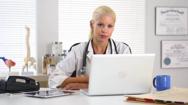 Kvinnlig Läkare Sitter Vid Skrivbordet — Stockvideo