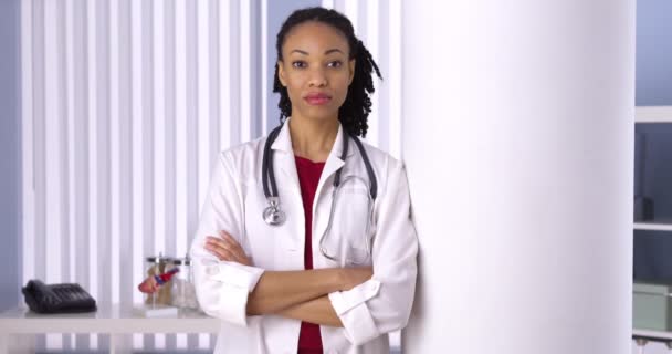 成功的黑人女医生站在办公室 — 图库视频影像