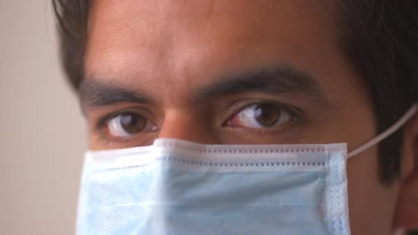 Hispanischer Arzt Chirurgischer Maske — Stockvideo