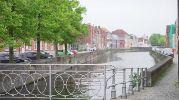 Canal Rua Cidade Com Ponte Bruges Fora Foco Placa Fundo — Vídeo de Stock