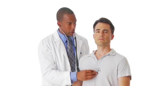 医生用听诊器检查病人 — 图库视频影像