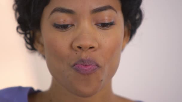 Close Black Woman Tryign Blow Bubble Gum — Stock Video