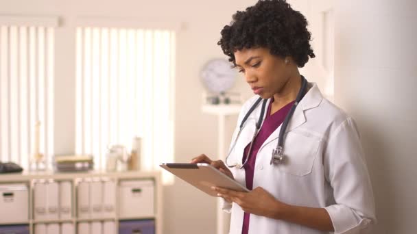Médico Afroamericano Femenino Que Trabaja Tableta — Vídeos de Stock