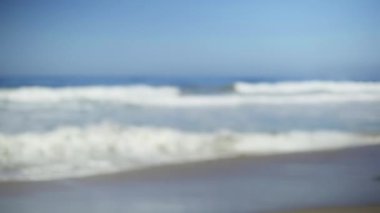 Dalgalar yeşil ekran ya da kroma anahtarı için Kaliforniya sahilinin sarı kumlarında kırılıyor. Birleşiklik ya da anahtarlama için odak dışı ya da odaksız.