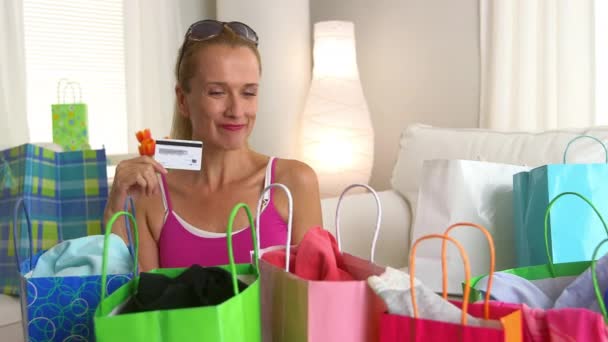 Mulher Madura Segurando Cartão Crédito Olhando Para Sacos Compras — Vídeo de Stock