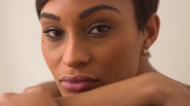 Tæt Smuk Afrikansk Amerikansk Kvinde – Stock-video