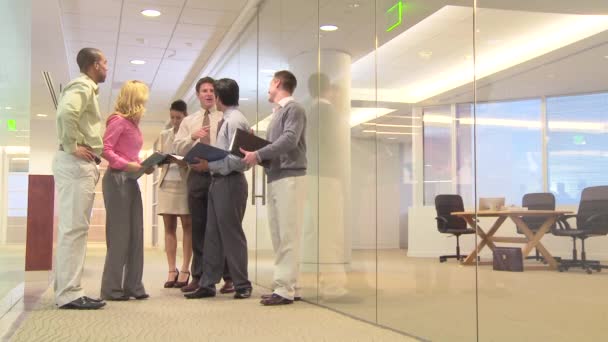 繁忙的办公室工作人员在走廊碰头 — 图库视频影像