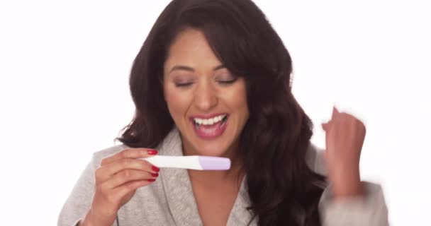幸せなメキシコ女妊娠の陽性反応 — ストック動画