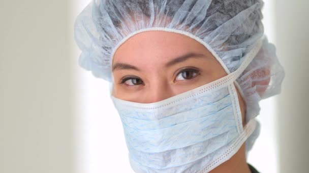 Close Chinese Woman Doctor Wearing Surgical Mask — Stock Video