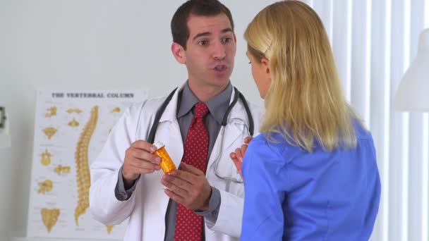 Médico Explicando Pastillas Paciente — Vídeos de Stock
