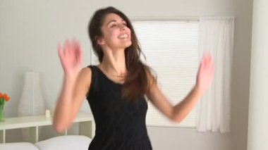 Genç beyaz kadın radyoda dans ediyor.