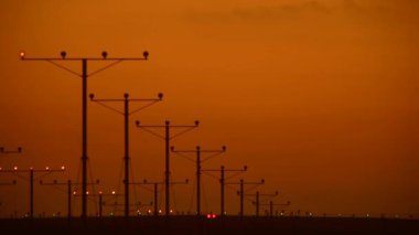 Büyük uçak gün batımında inecek.