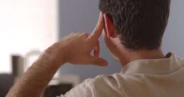 Adam uzakta bakan ve düşünme