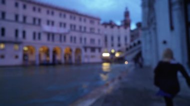 Büyük Kanal 'ın akşam manzarası kemerli, tarihi köprünün yanında. Geceleyin Fondaco dei Tedeschi 'nin dış görünüşünün odak dışı görüntüsü. 4k